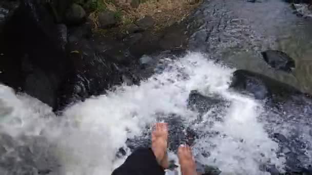 Männerfüße Genießen Das Frische Flusswasser Reisen Die Berge Die Frische — Stockvideo