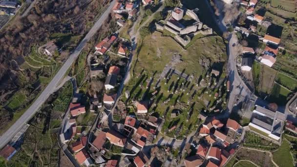 Castle Alto Lindoso Dam Background Portugal Aerial Tilt Reveal — ストック動画
