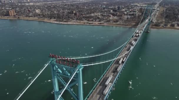 Ponte Ambasciatore Sul Fiume Detroit Con Lunga Fila Semirimorchi Che — Video Stock