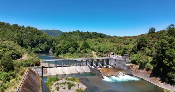 Gros Plan Aérien Éblouissant Usine Prise Eau Dans Les Forêts — Video