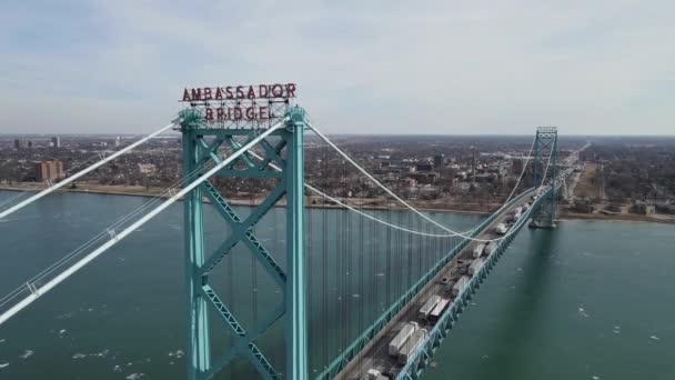 Эмблема Моста Посла Бесконечной Линией Грузовиков Пересекающих Границу Сша Канады — стоковое видео