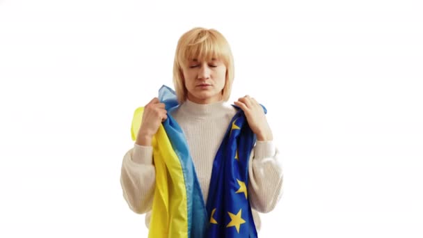 Ukrainska Kvinnan Håller Sina Händer Ukrainska Och Europeiska Flaggor Axeln — Stockvideo