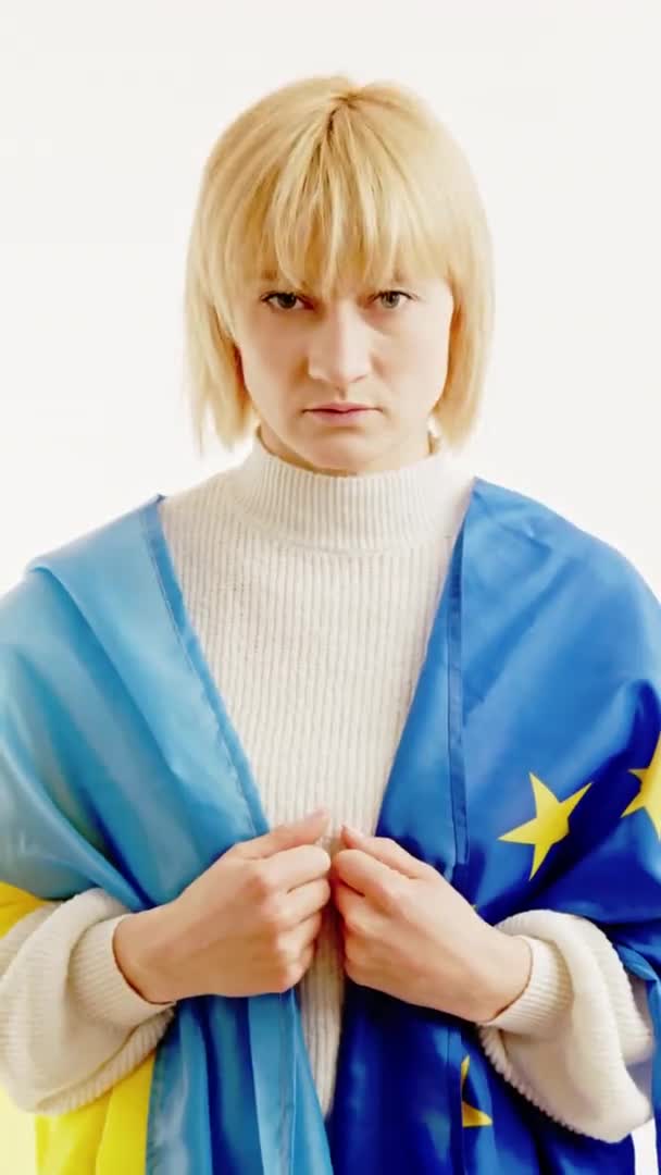 Protesto Solidariedade Contra Guerra Ucrânia Jovem Com Bandeiras Ucranianas Europeias — Vídeo de Stock