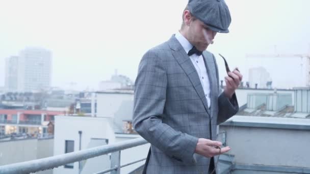 Ale Krásný Muž Obleku Baretem Knírkem Kouří Dýmku Zatímco Hledá — Stock video