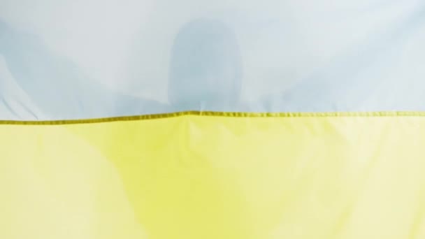 Украинка Прикрывает Камеру Украинским Флагом Белый Фон — стоковое видео