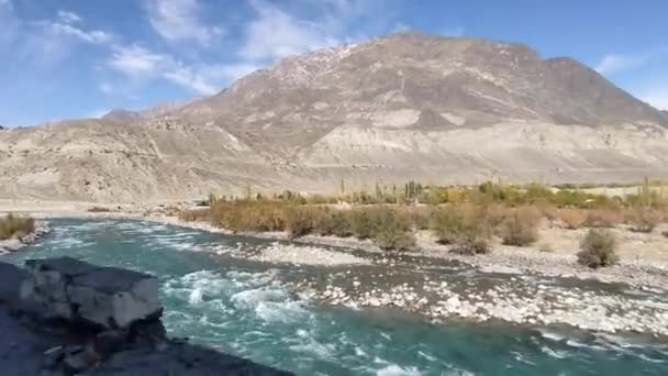 Pov Conduciendo Largo Del Pasado Río Skardu Valley Con Montañas — Vídeos de Stock