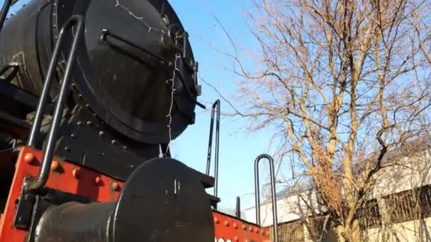 Detalhes Antiga Locomotiva Vapor Preta Vermelha Desativada Portátil — Vídeo de Stock