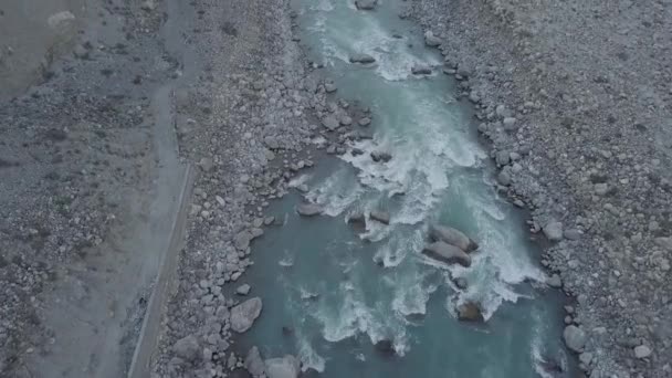 Turquoise River Flowing Rocks Skardu Valley Floor Dolly Forward Tilt — Wideo stockowe