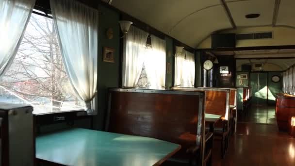 Wnętrze Starego Nieużywanego Pociągu Przekształconego Restauracji Podręczne — Wideo stockowe