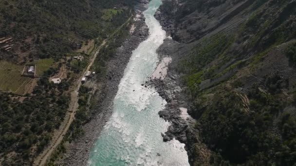 Aerial Flowing Turquoise River Swat Valley Inglês Incline Revelar Montanhas — Vídeo de Stock