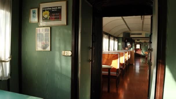 Fpv Προς Πίσω Άποψη Της Vintage Τρένο Μετατραπεί Εστιατόριο Φορητός — Αρχείο Βίντεο