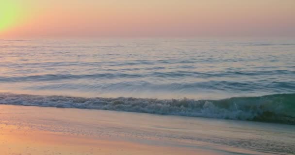 海浪在日落时在海滩上翻滚 电影的 — 图库视频影像