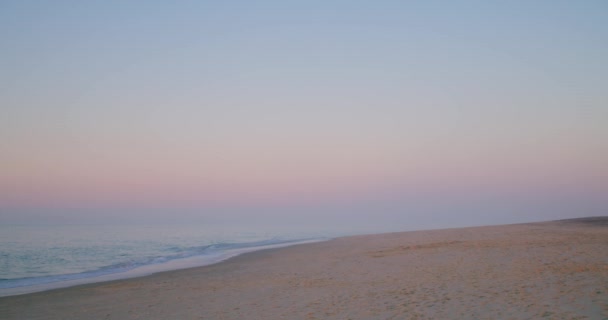 Pastelowe Niebo Horyzoncie Falami Oceanicznymi Plaży Szerokie Ujęcie — Wideo stockowe