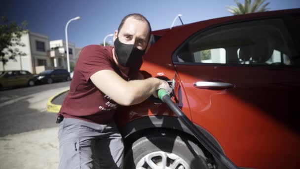 白种人男性戴着防护面罩 用昂贵的汽油 柴油填满汽车油箱 从而抬高了地缘政治战争全球危机的后果 — 图库视频影像