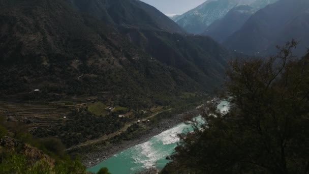 River Running Swat Valley Floor Círculo Dolly Revelar Bush — Vídeo de stock