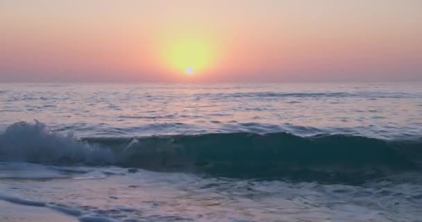 Panoramisch Uitzicht Meerdere Turbulente Golven Die Tijdens Zonsondergang Sandy Shore — Stockvideo