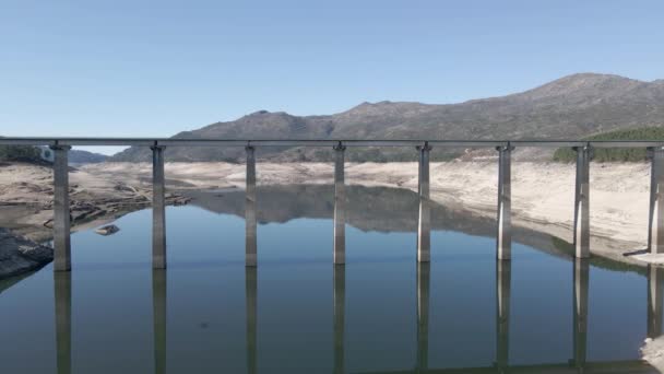 Drohne Fliegt Während Der Trockenzeit Unter Einer Brücke Auf Dem — Stockvideo