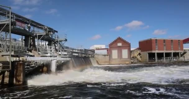 从河坝到燃煤发电厂的排气射击 有三个烟囱 — 图库视频影像