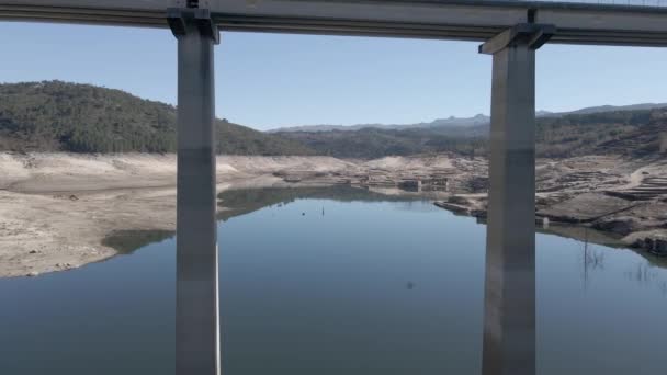 Drone Vliegen Tussen Masten Van Brug Oude Dam Van Aceredo — Stockvideo