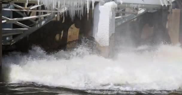 ダムの近くに氷のあるダムを流れる川 — ストック動画