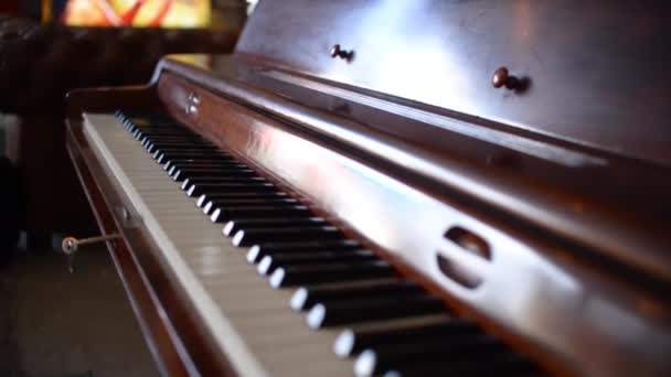 老式钢琴等着在酒吧里弹奏 — 图库视频影像