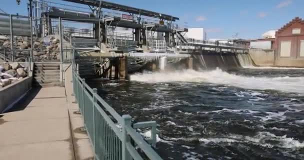 Walking Sidewalk River Dam Water Flowing Slow Motion — Vídeos de Stock