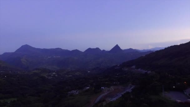 コロンビアの夕日と美しい風景 ピラミッドの形をした夢のような山 — ストック動画