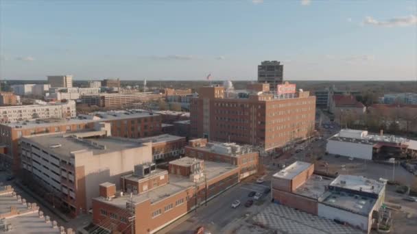 Vista Aerea Panoramica Ascendente Del Centro Durham Con Bandiera Americana — Video Stock