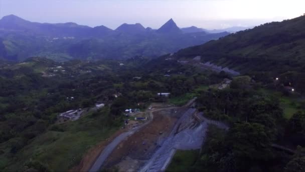 Construção Uma Estrada Meio Uma Montanha Danificando Natureza — Vídeo de Stock