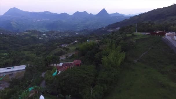 Glamping Dengan Pemandangan Gunung Berbentuk Piramida Tertinggi Dunia Kolombia — Stok Video