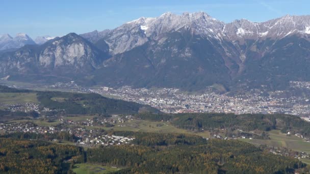Langsames Heranzoomen Von Oben Über Innsbruck Und Die Umliegenden Alpen — Stockvideo