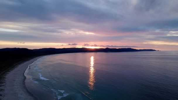 Impresionante Puesta Sol Playa Spirits Bay Nueva Zelanda Tiro Aéreo — Vídeos de Stock