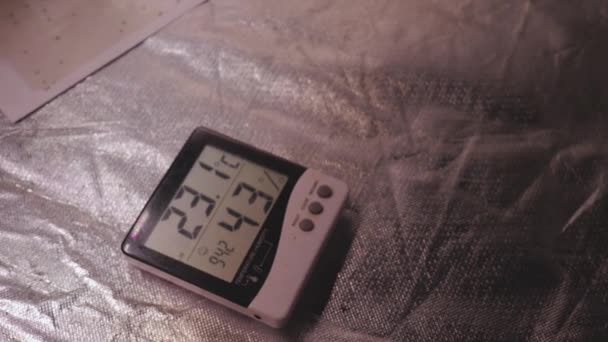 Digitales Thermometer Feuchtigkeitsmessgerät Auf Dem Boden Eines Reflektierenden Zeltes Für — Stockvideo