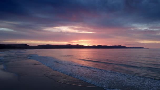 新西兰北岛海市蜃湾的海市蜃楼海滩上 日落时分 镜面映照 空降飞行员中枪 — 图库视频影像