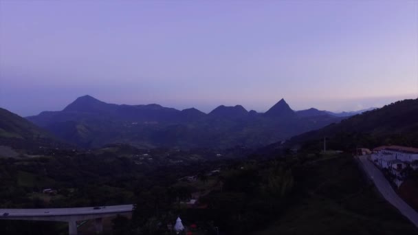 Vista Panoramica Montagnosa Alla Fine Del Pomeriggio Con Montagna Forma — Video Stock