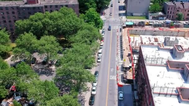 Pohled Shora Dolů Auta Pohybující Ulicí Brooklynu — Stock video