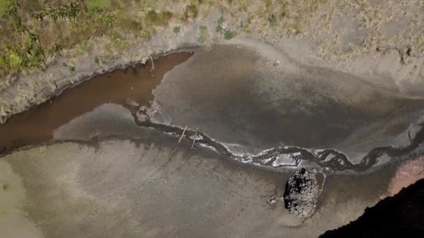 ベセルビーチの砂を流れる水 ヒェンガ ニュージーランドの北の島 空中ドローントップダウン ドライバーショット — ストック動画