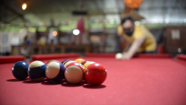 Man Making Tee Shot Game Billiards Successfully — Stok video