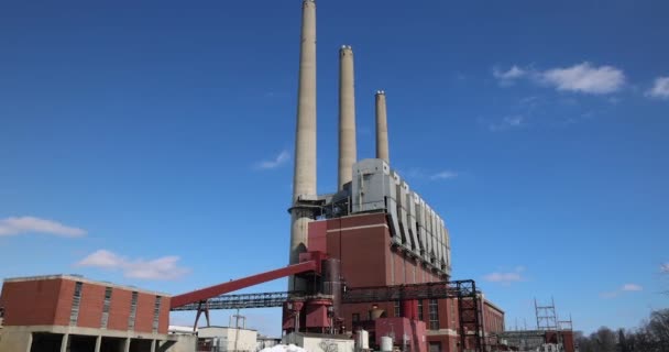 Steenkoolgestookte Elektriciteitscentrale Met Drie Rookkanalen Die Naar Rivierdam Lopen — Stockvideo