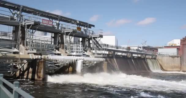 Rio Que Flui Através Barragem Com Algum Gelo Barragem — Vídeo de Stock