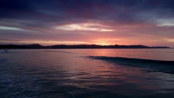 Solnedgång Himmel Hav Och Berg Spirits Bay Nya Zeeland Antenn — Stockvideo