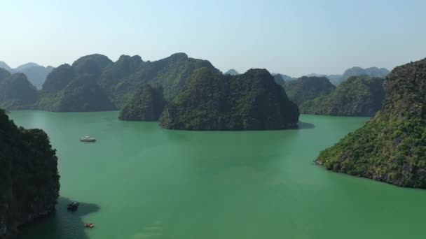 Drone Volando Sobre Las Montañas Agua Sobre Bahía Halong Barco — Vídeos de Stock