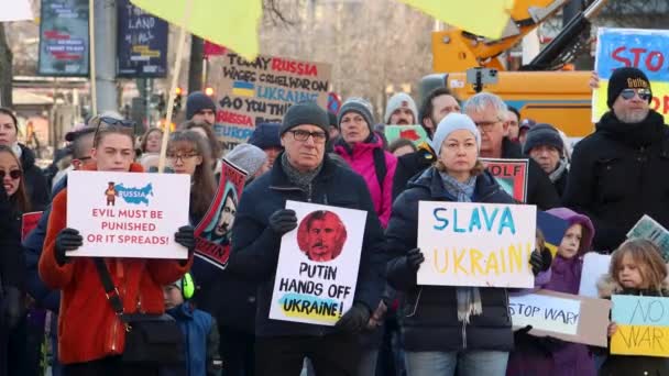 Människor Sverige Med Tecken Och Flaggor Protesterar Ryska Kriget Ukraina — Stockvideo