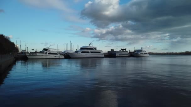 トロント港に停泊する豪華ボートのワイドショット — ストック動画
