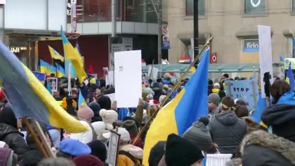 反对俄罗斯入侵乌克兰的和平示威活动 乌克兰国旗在内森菲利普斯广场升起 — 图库视频影像