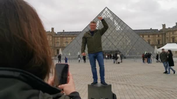 在法国巴黎卢浮宫外拍照的中年男子 — 图库视频影像