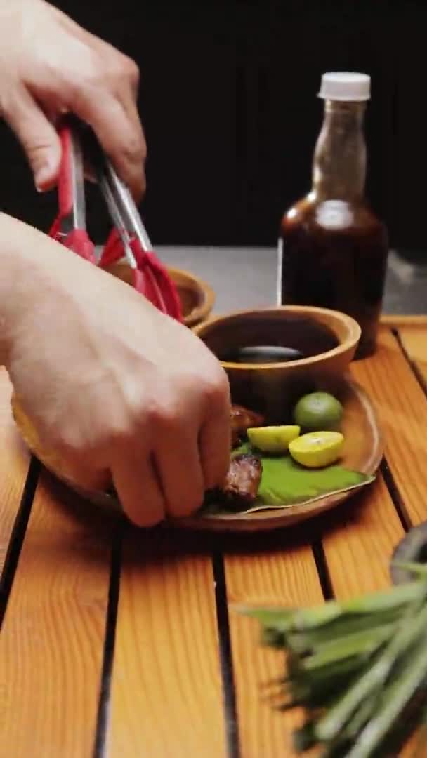 Portrait Shot Serving Mouthwatering Special Chicken Inasal Traditional Plate Sauce — Stockvideo
