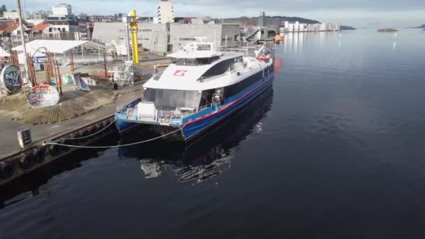 High Speed Passenger Express Boat Named Rygerdronningen Rodne Company Alongside — ストック動画