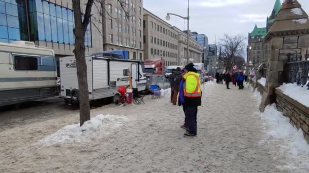 Människor Går Isiga Gatorna Ottawa Ontario Kanada Gatorna Blockeras Lastbilar — Stockvideo