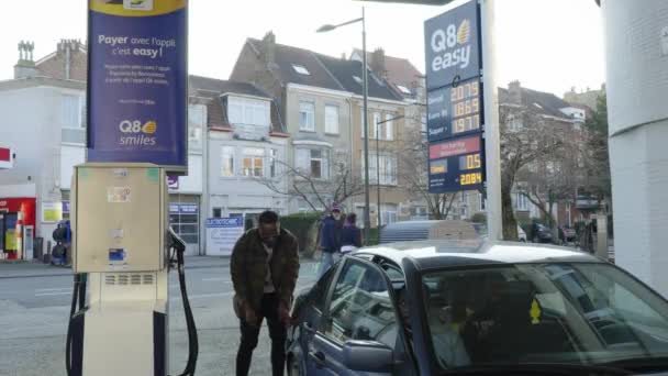 Afroamerikanischer Mann Füllt Autotank Mit Benzin Einer Selbstbedienungs Tankstelle Auf — Stockvideo